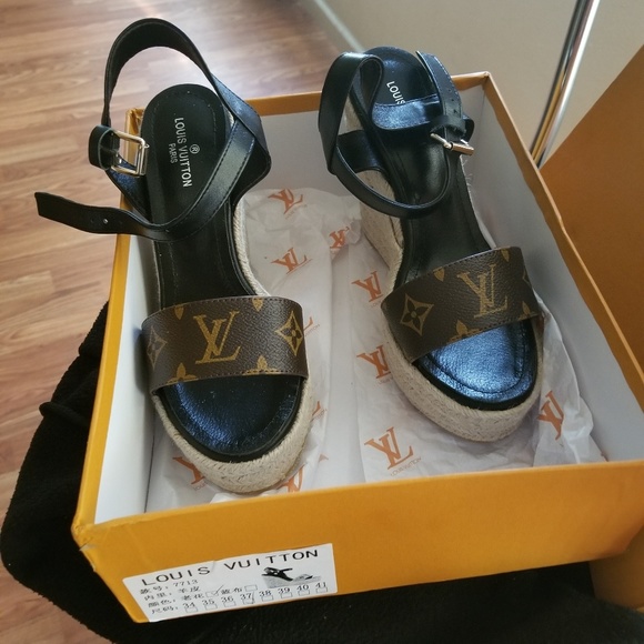 Sandals - Picture 2 of 3